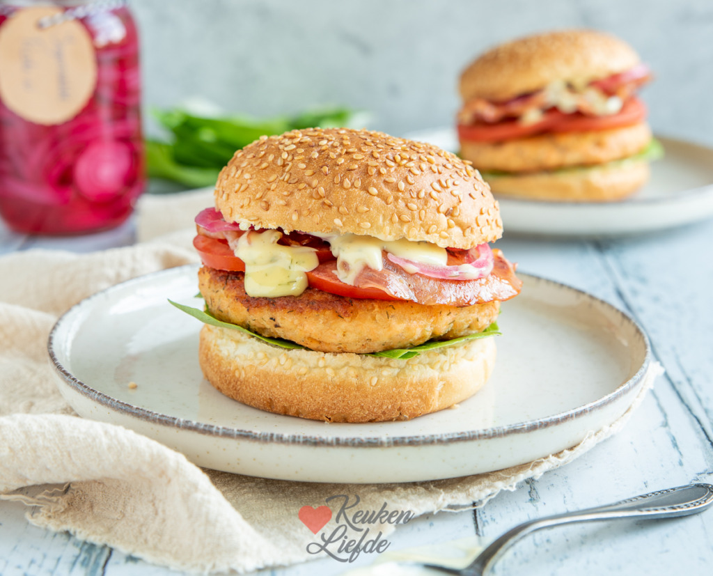 Zalmburger met honingmosterdsaus