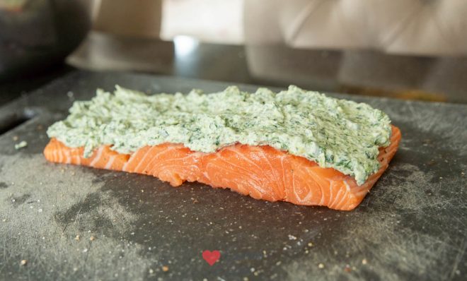 Verdeel de spinazie-roomkaasvulling over de zalm