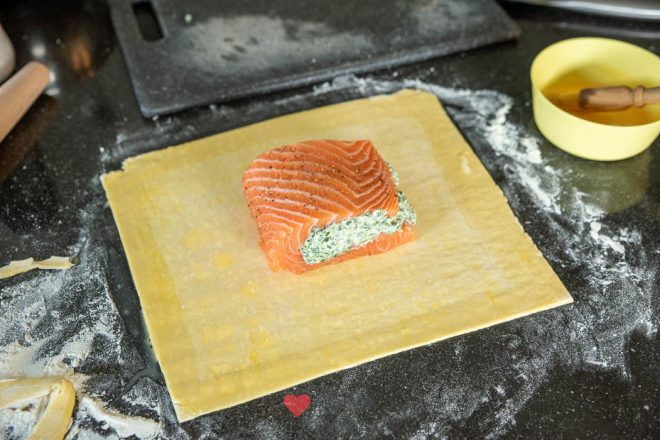 Verpak de zalm in bladerdeeg