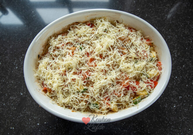 Voeg de kip en de kaas toe en bak verder