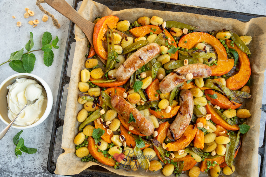 Traybake met gnocchi en saucijsjes Traybake met gnocchi en saucijsjes