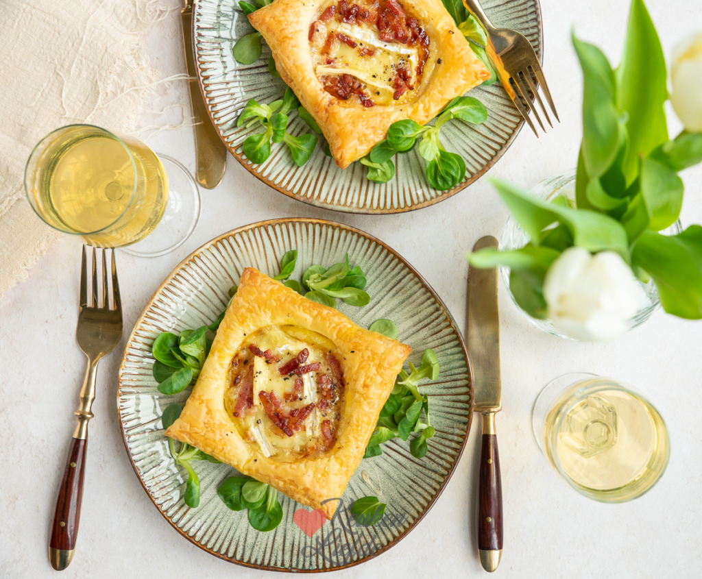 Bladerdeegtaartje met aardappel, spekjes en camembert