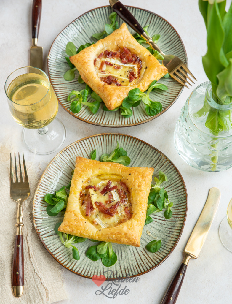 Bladerdeeghapje met spinazie en geitenkaas Bladerdeegtaartje met aardappel, spekjes en camembert
