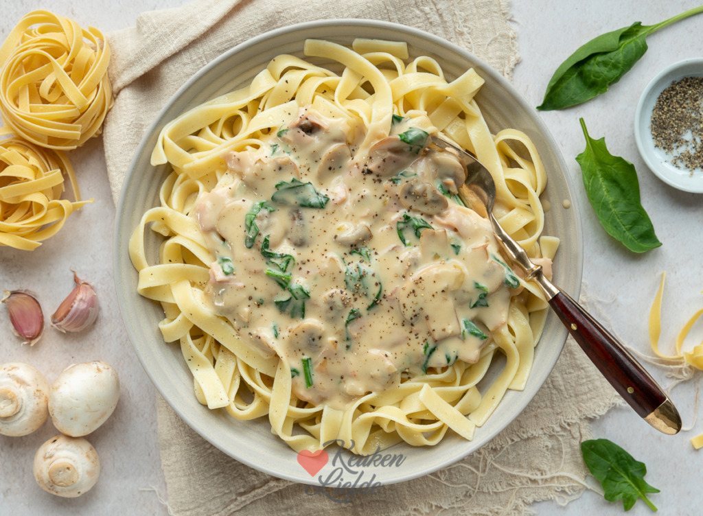 Tagliatelle met roomsaus, ham en spinazie
