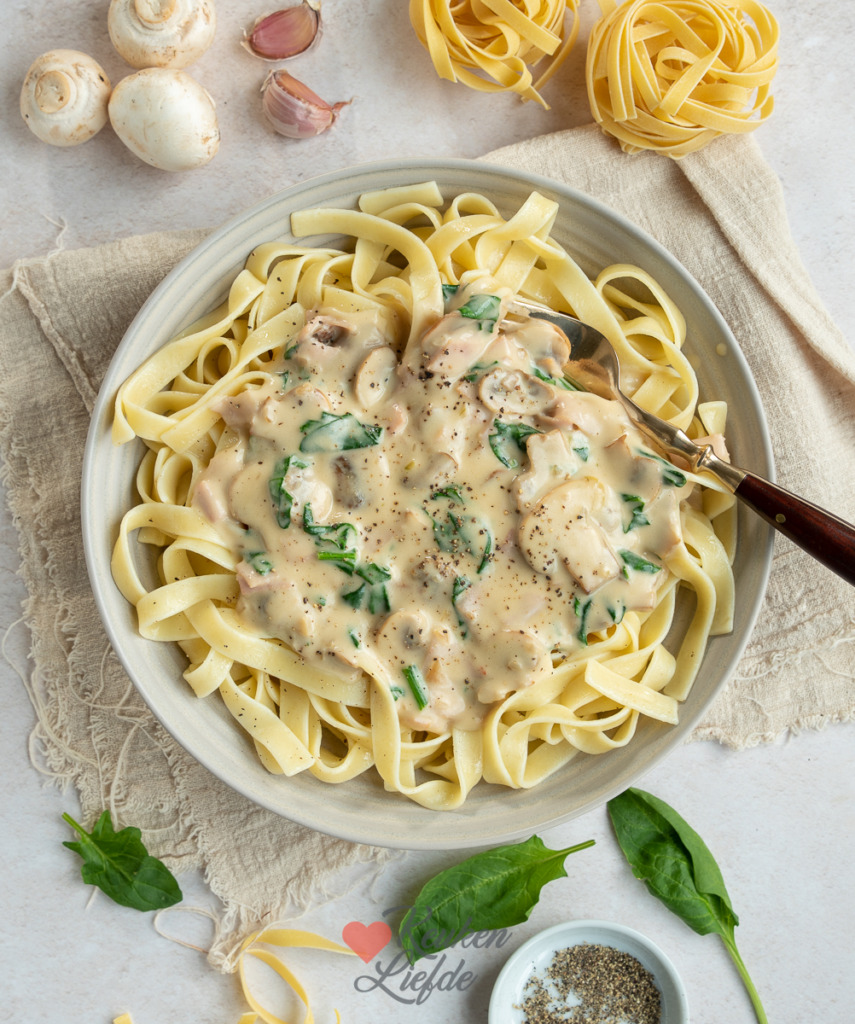 Tagliatelle met roomsaus, ham en spinazie Tagliatelle met roomsaus, ham en spinazie