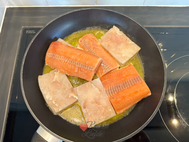 Visschotel met puree, wortel en doperwtjes