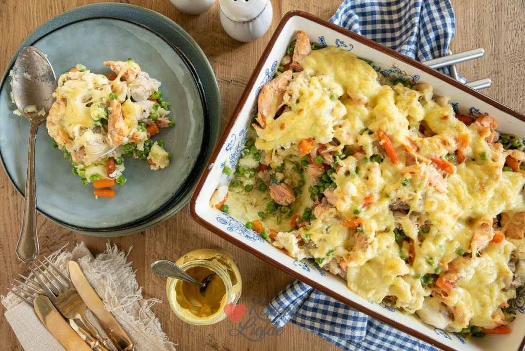 Visschotel met puree, wortel en doperwtjes