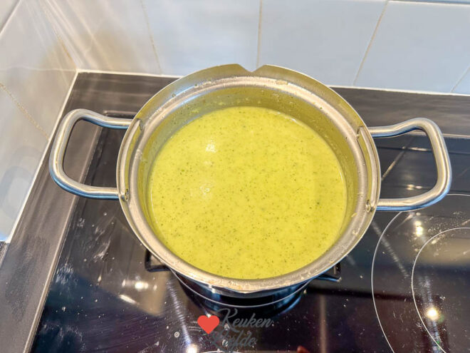 Roer de overige pesto door de soep