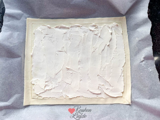 Besmeer het bladerdeeg met crème fraîche