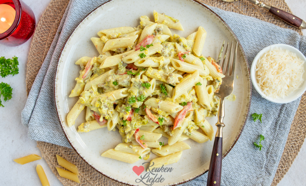 Pasta met gehakt, prei en kerriesaus