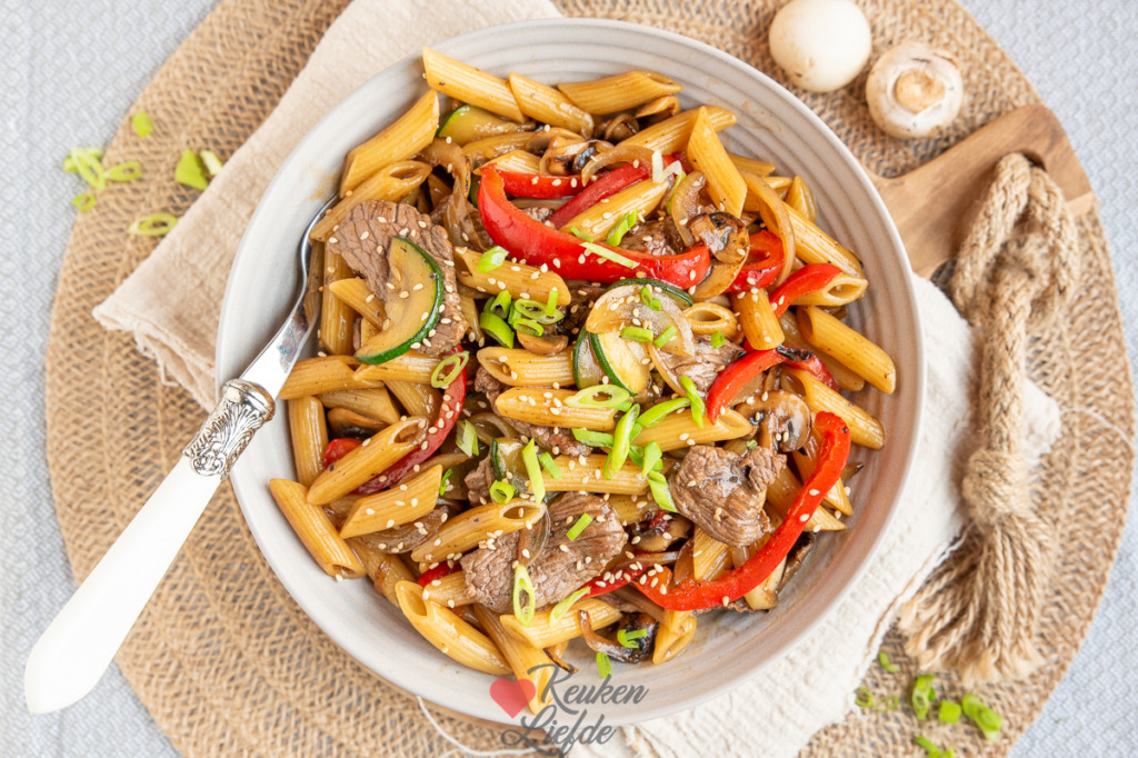 Pasta met biefstuk en teriyakisaus