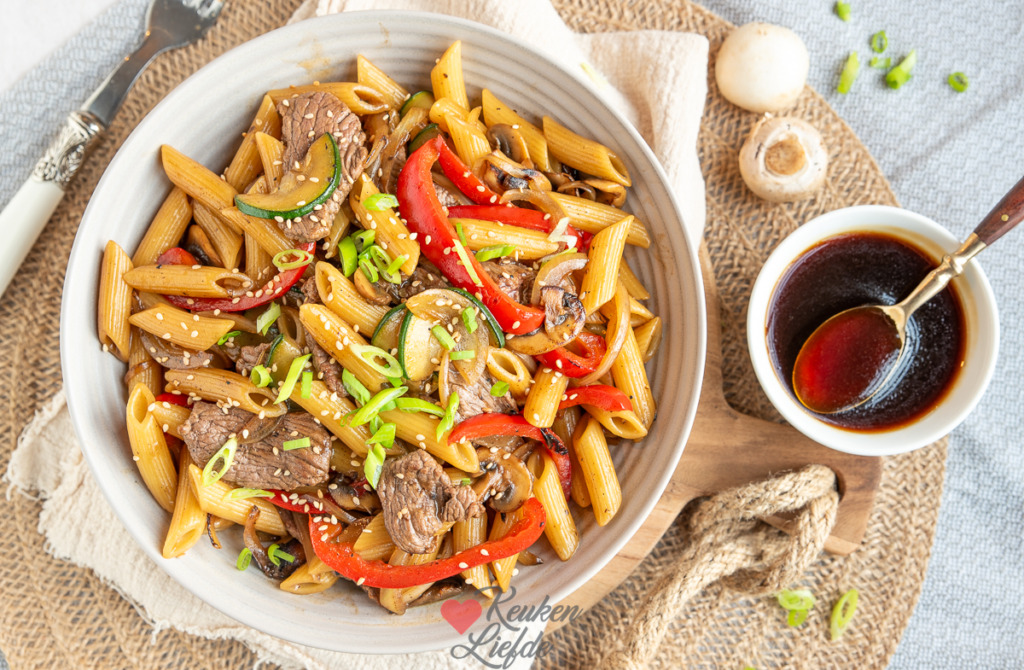 Pasta met biefstuk en teriyakisaus