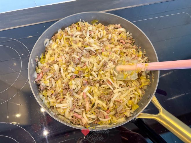 Bak het gehakt en de witlof