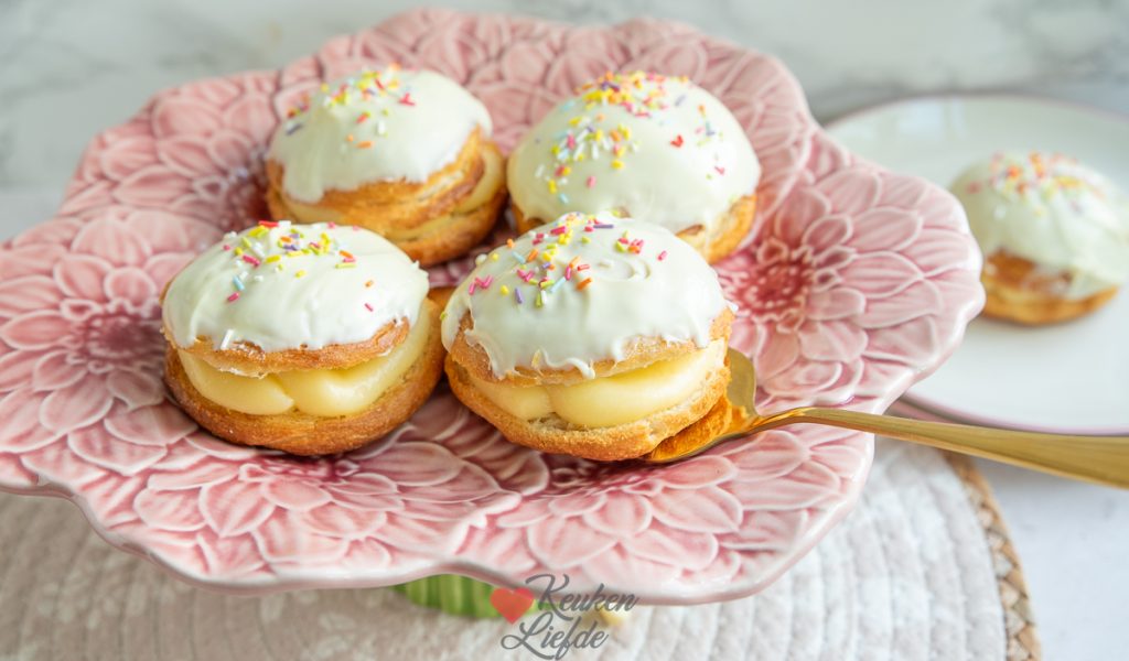 Croissant broodjes met gele room