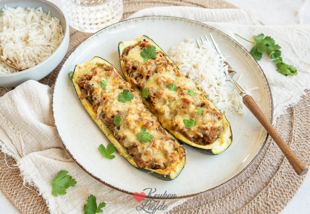 Gevulde courgette met gehakt Gevulde courgette met gehakt