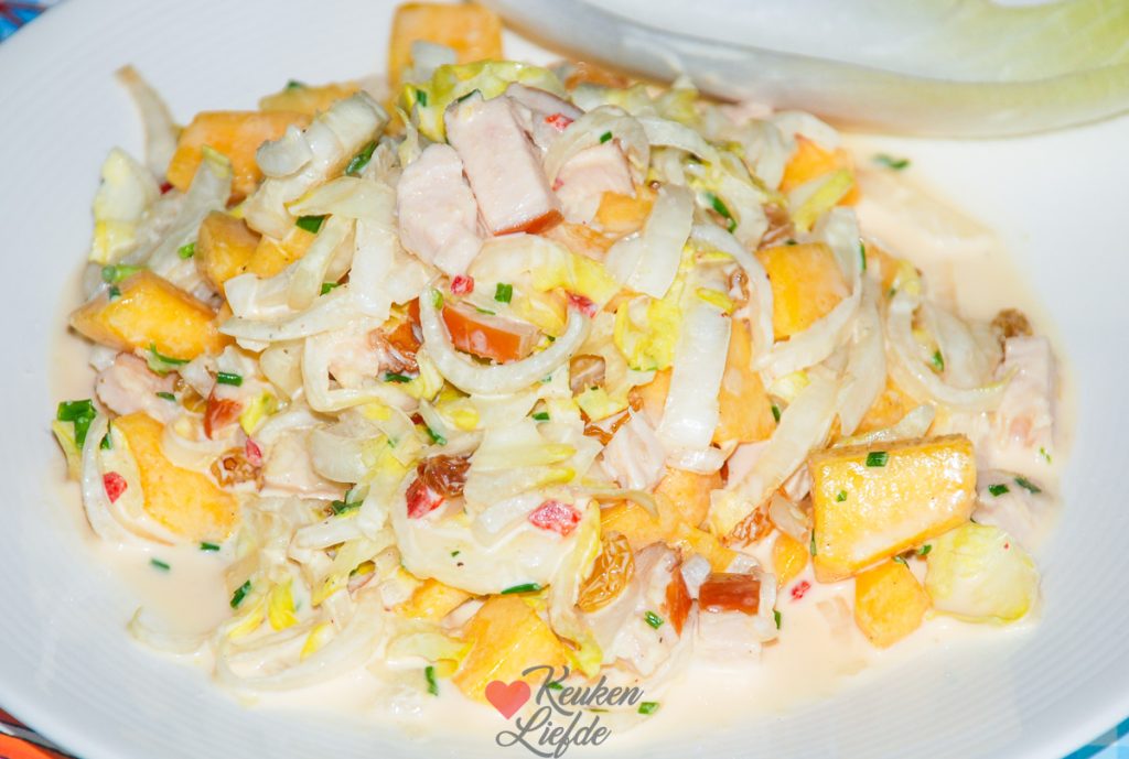 Witlofsalade met gerookte kip en mango met mayo-citroendressing