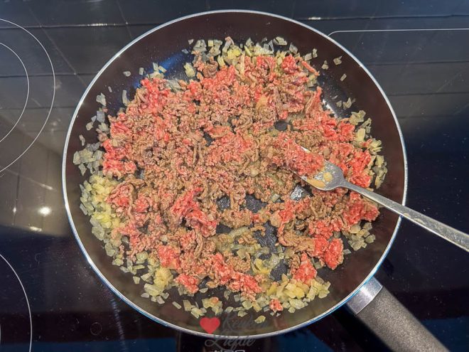 Bak de ui zacht en het gehakt rul