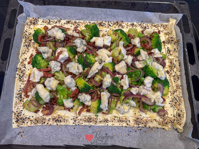 Plaattaart met broccoli en gorgonzola