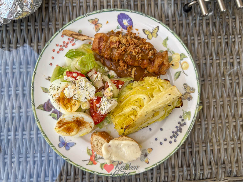 Kipsaté met gegrilde spitskool