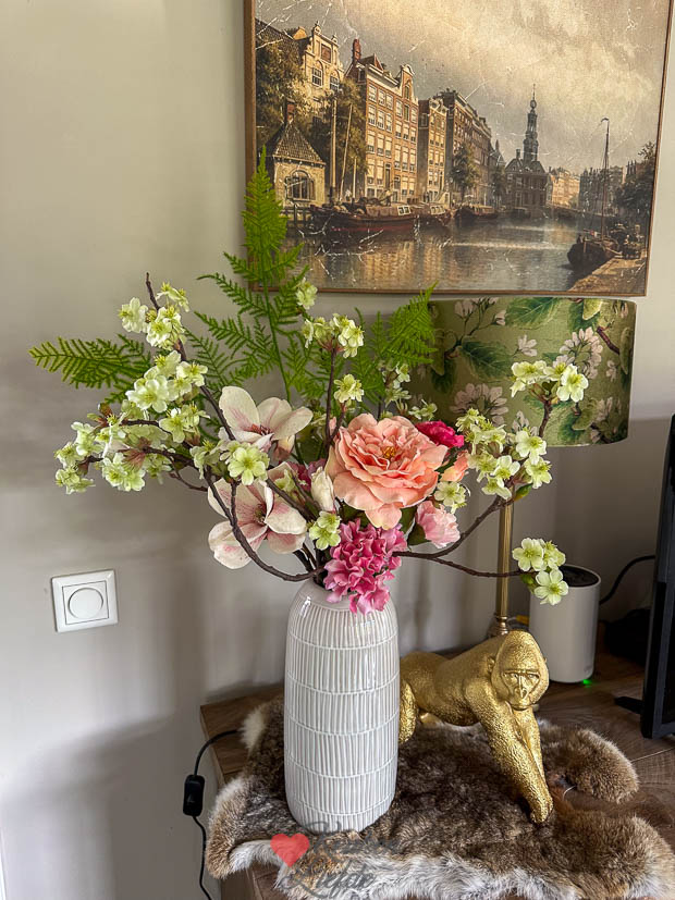 Kunstboeket op de vaas