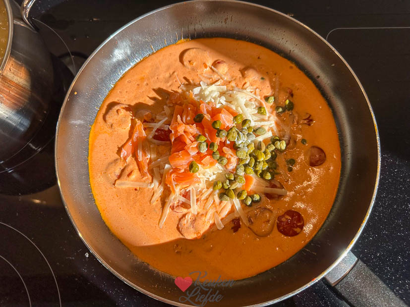 Pasta met zalm en tomatenroomsaus