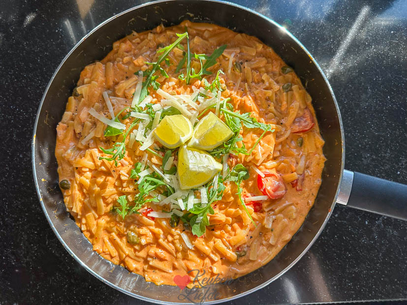 Pasta met zalm en tomatenroomsaus