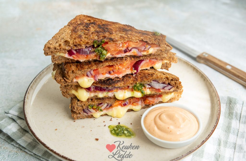 Tosti met kaas en pesto