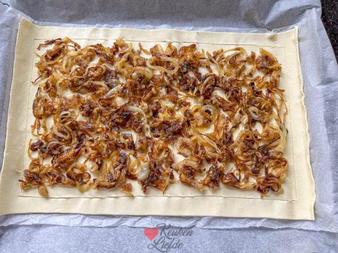 Bladerdeeg belegen met uien