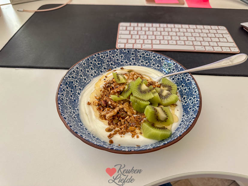 Yoghurt met granola en kiwi