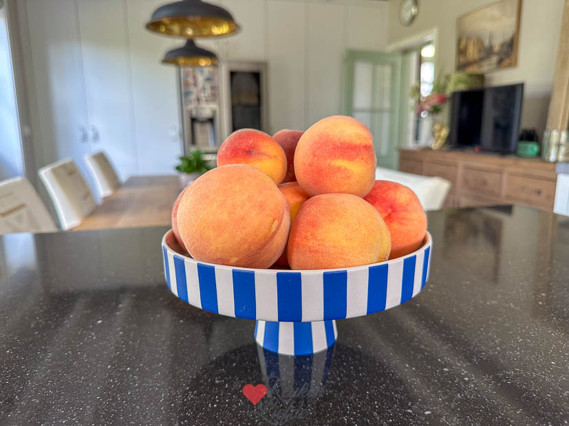 Perziken op de fruitschaal