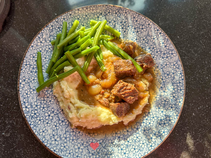 Hete bliksem met stoofvlees en sperziebonen