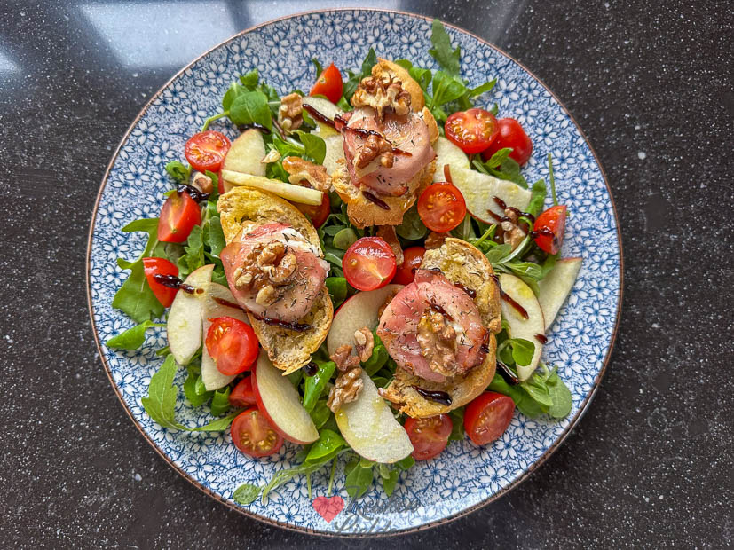 Salade met geitenkaas, spek, appel en walnoten