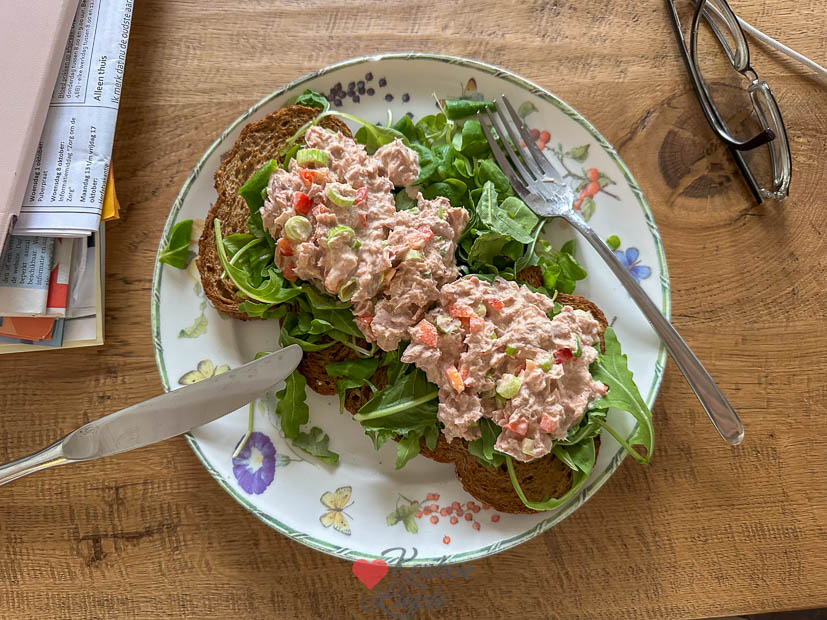 Lunchen met volkorenbrood en zelfgemaakte tonijnsalade