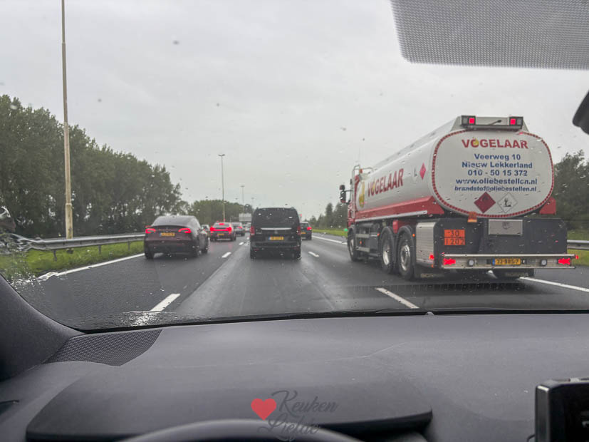 In de file staan