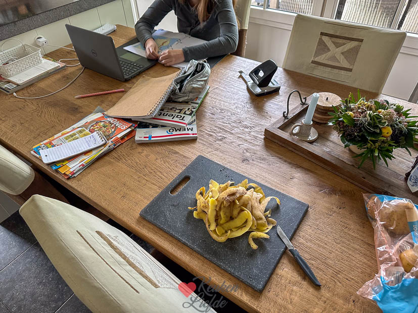 Aardappels schillen en huiswerk maken aan de keukentafel