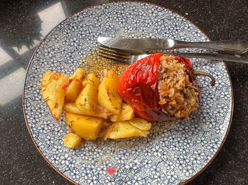 Gevulde paprika uit de oven met aardappels