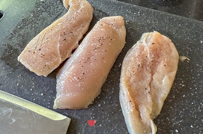 Snijd de kipfilets doormidden