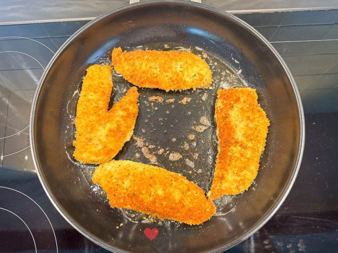 Bak de kipschnitzels goudbruin