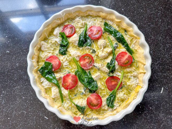 Bak de quiche in de oven
