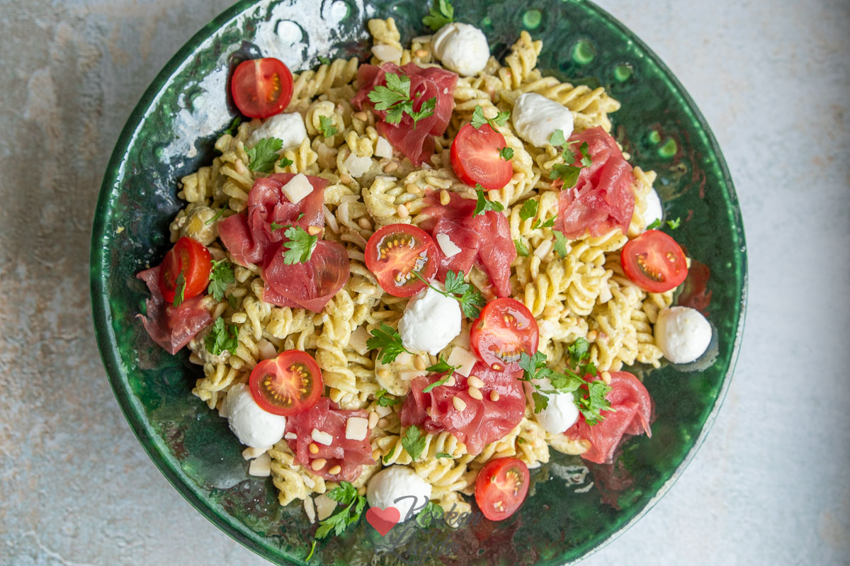 pasta pesto salade met carpaccio