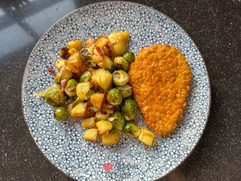 Gebakken aardappels met spruitjes en kipschnitzel