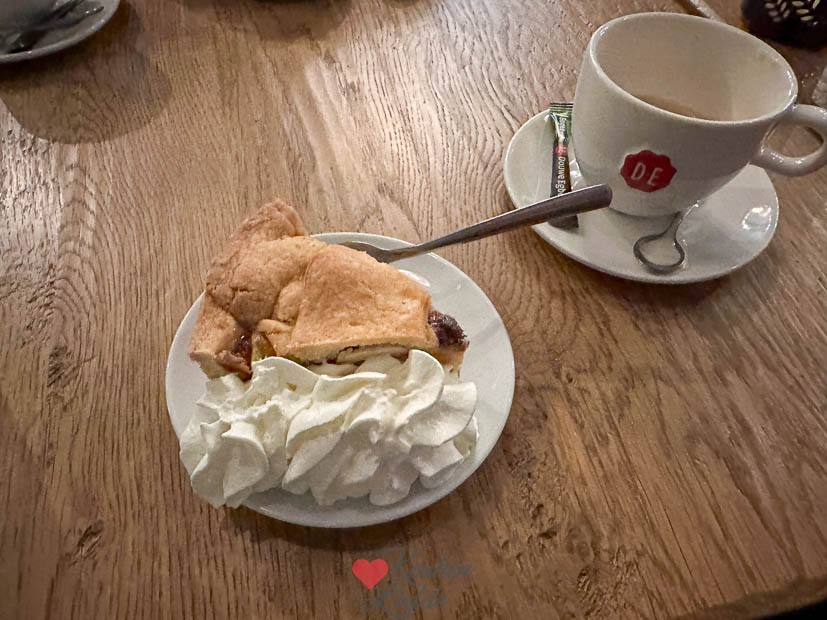 Appeltaart met slagroom in het Openluchtmuseum