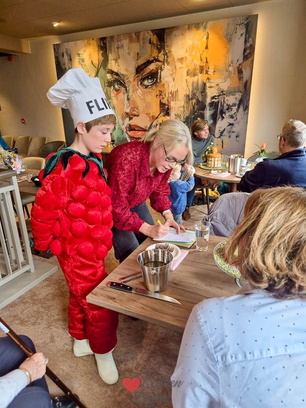 Jureren in de finale van de taartenbakwedstrijd voor de verjaardag van Flipje
