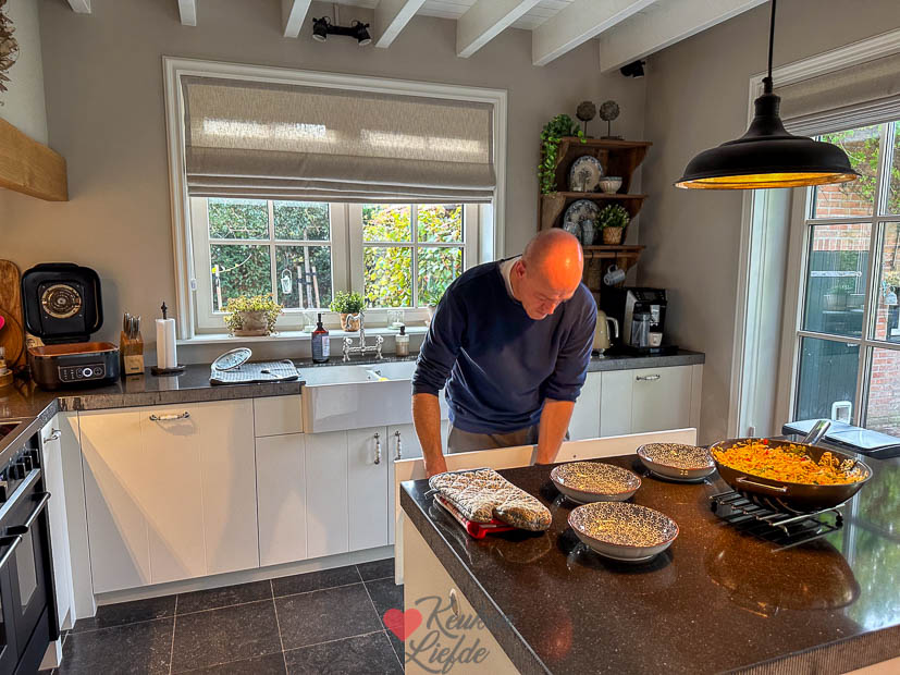 Johan maakt avondeten