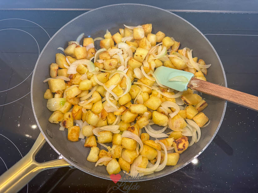gebakken aardappels met ui