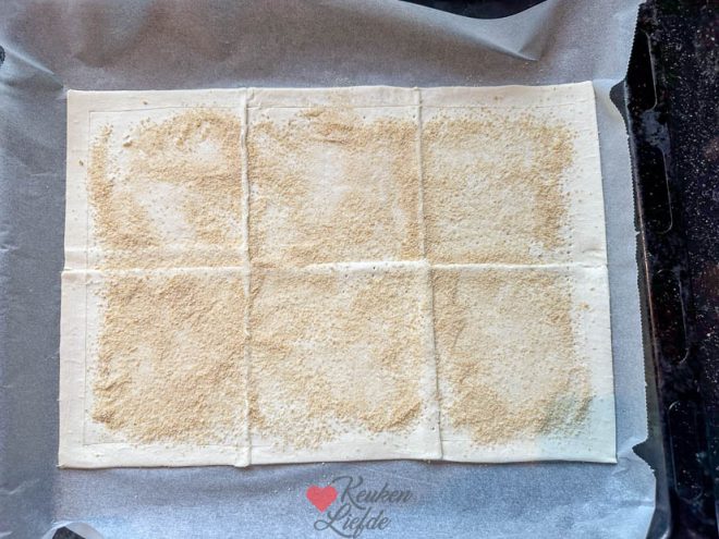 Strooi het paneermeel erover