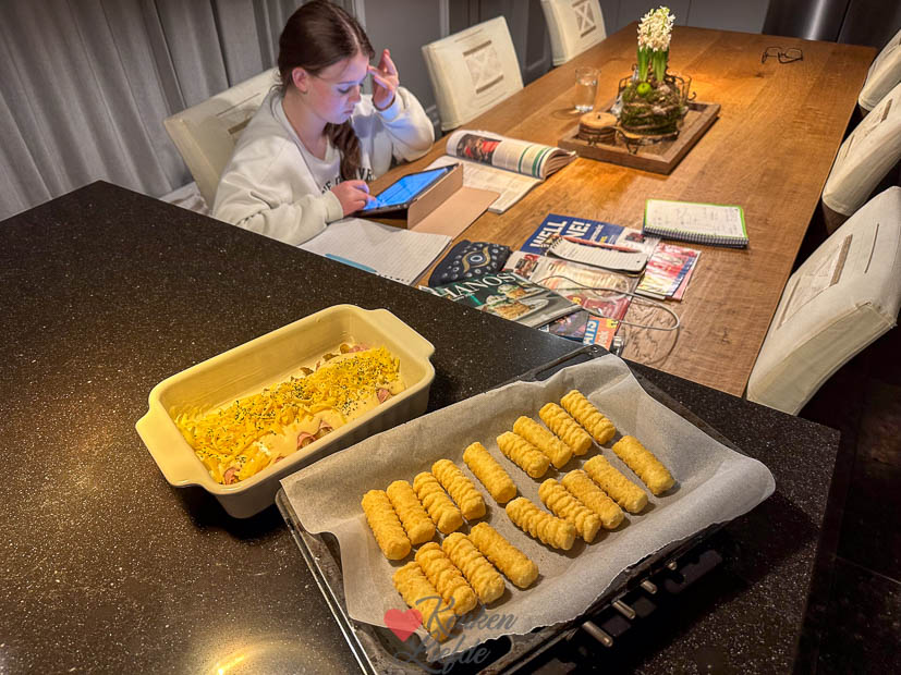 Huiswerk maken en eten koken