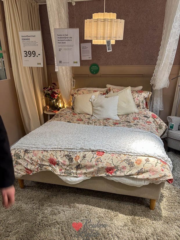 Opgemaakt bed van IKEA