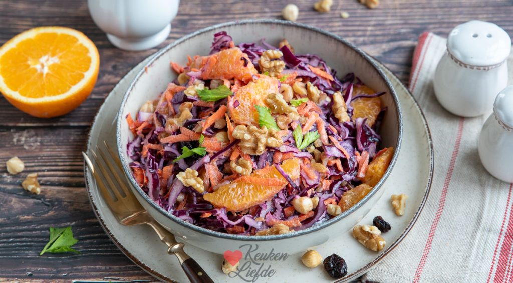 Winterse rodekoolsalade met sinaasappel