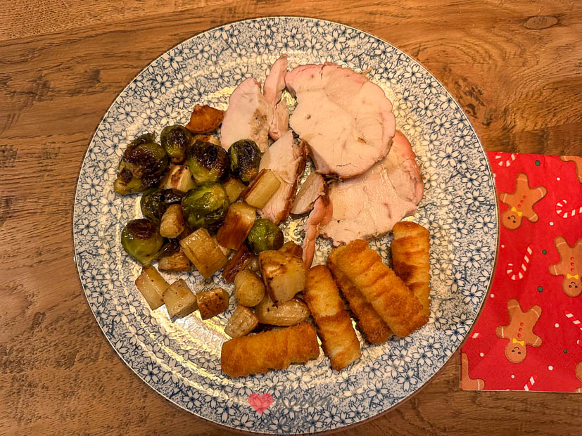 Kiprollade met aardappelkroketjes en groenten uit de braadslede